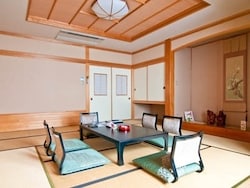 和風旅館の一室。柱や長押(なげし)といった構造材や、立派な床の間がある本格的な和室