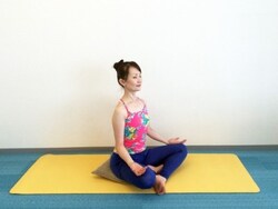 あぐら座が苦手な人は椅子に座ってもOKです!