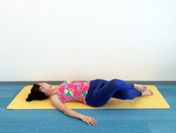 体の硬さによってねじれる角度は様々です。ムリなく行いましょう。