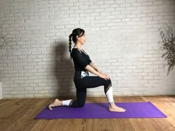 ひざの下に足首がくるようにする