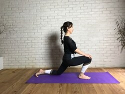 後方の脚の股関節の伸びを感じる