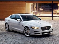 ジャガーで最もコンパクトなFRのスポーツセダンがXE。400万円台だと、200psの2L直4ターボのエントリーグレード、SE(439万円)と2.0ピュア(489万円)となる