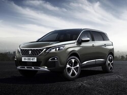 個性的スタイルの3列7人乗りSUV、プジョー5008。160psの1.6L直4ターボを積むアリュール(404万円)と180psの2LディーゼルターボのGT BlueHDi(469万円)をラインナップする