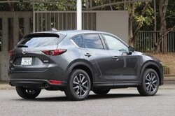2018年2月にマイナーチェンジを受けたCX-5。価格帯は、2WDのみとなる2.0Lガソリンが249万4800円〜268万9200円。2.5Lガソリンは272万1600円〜321万3000円。2.2Lディーゼルエンジンは、280万8000円〜352万6200円