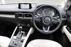 最新の360°ビューモニターをセットオプションで設定。ほかにも、車速感応式オートドアロック(衝撃感知ドアロック解除システム付)を全車に標準装備