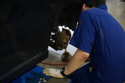 ハブまわりの錆は金属ブラシで丁寧に落とされる