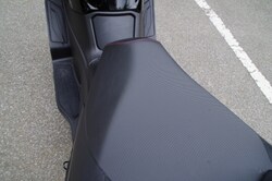 シートは先端が絞り込まれているので足つき性は良好でした