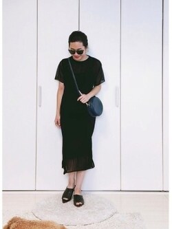 小物はもちろん洋服でもおすすめな黒×紺の配色出典:WEAR