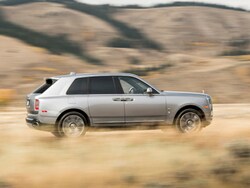 オフロードボタンのほか、ヒルディセンドコントロールやエアサスペンションの車高調節制御機能なども備わる