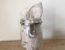 古くなったシーツやシャツを小さく切って、ティッシュの代わりに