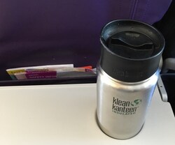 水筒に飲み物を入れて持ち歩く