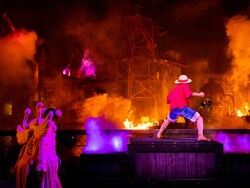 火や水、映像などの特殊効果や超絶スタントは見応え十分 手前左が、今回大活躍のボン・クレー 画像提供:ユニバーサル・スタジオ・ジャパン