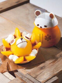 サウザンド・サニー号の大航海ケーキ〜オレンジ・チョコタルト〜(左)、ベポのココナッツムース〜デザートですいません…〜(右)各600円も「ワンピース海賊食堂」で 画像提供:ユニバーサル・スタジオ・ジャパン