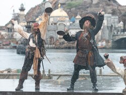 キャプテン・ジャック・スパロウとキャプテン・バルボッサ、そして海賊たちが主役です