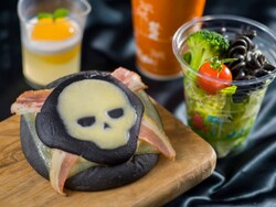 「マンマ・ビスコッティーズ・ベーカリー」のスペシャルセット990円はベーコン&エッグのチーズフォカッチャなど