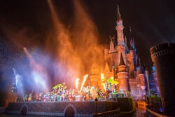 水とともに炎の演出もあり、幻想的な風景がシンデレラ城前で展開されます