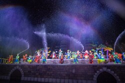 すごい放水とともに、ステージ上からはダンサーたちが水をまき散らします