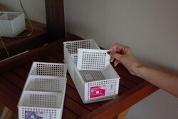 100円ショップの仕切り付き収納ボックス