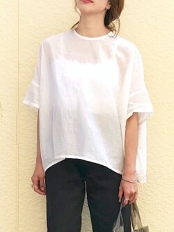 腕がほっそり見えるブラウスはずっと着られる 出典:WEAR