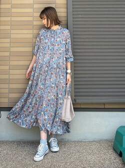 ほっこり化しないコツは小物づかいと色づかい トレンド 花柄ワンピース の正解コーデ術 21年7月10日 Biglobeニュース