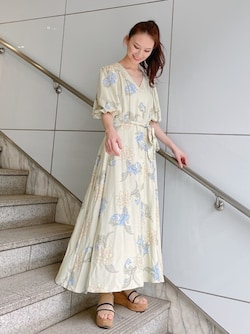 ほっこり化しないコツは小物づかいと色づかい トレンド 花柄ワンピース の正解コーデ術 21年7月10日 Biglobeニュース ほっこり化しないコツは小物づかいと色づかい トレンド 花柄ワンピース の正解コーデ術 21年7月10日 Biglobeニュース