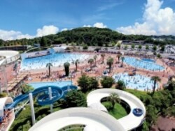 手前の「ジャイアントスカイリバー」は、コース全長386mで4人乗り。家族やグループで