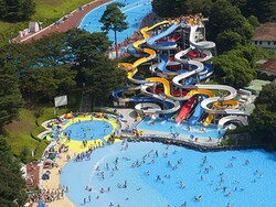 長さもレーンの色も異なる「ウォータースライダー」。手前に「波のプール」と「円形こどもプール」も