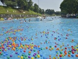 3万個のカラーボールが浮かぶ「流れるプール」