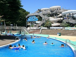 流れるプールの奥に見えるのが、ウォータースライダーの宝庫「ハイドロポリス」