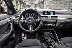 BMWお馴染みのコクピット。安全やコネクティビティは最新装備が与えられている