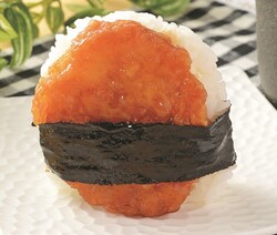 宮崎県名物のチキン南蛮を再現。卵をつけてから衣をまぶして揚げた鶏むね肉を、甘辛のタレとさっぱりした酸味のタルタルソースで味付け。