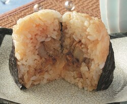 北海道篇の中身は、北海道産バターと醤油で香ばしく焼き上げたベビーホタテ(ホタテ稚貝)。帆立に合うよう、ごはんも北海道産バターとだし醤油で味付けした。