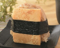京都・大阪篇は、関西で人気の「だし巻」をトッピング! 焼津産の鰹と北海道産利尻昆布を使ったダシの旨みたっぷりのだし巻と醤油味のごはんの間にはおかかを挟み、食べやすく仕上げているそう。