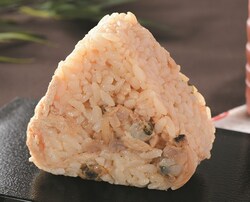 東京名物の「深川めし」は、ダシと味噌でじっくり煮込んだあさりを長ネギ・油揚げと一緒に混ぜ込んでおにぎりに。