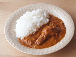 骨付き肉を煮込んだ旨味たっぷりバターチキンカレー(399円税抜/180g)