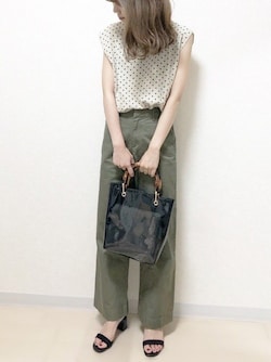 太めでストラップ付きのヒールなら安定感があって歩きやすい/出典:WEAR