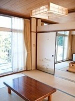本格的な和室に比べると簡素なものの、やや古臭い印象の和室