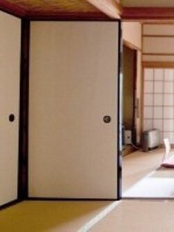 無地のふすま紙にするだけでもスッキリした印象に