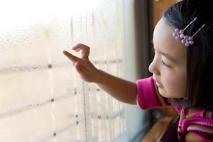 お留守番は何歳から？子供が一人の時の安全対策やお留守番ルール