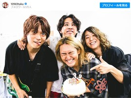 Taka、Ryotaの誕生日を祝うメンバー集合ショット披露！ 「takaの変顔　毎回笑える」「Takaの顔が最高」