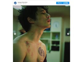 坂口健太郎、上半身裸のセクシーショット披露に「筋肉すごっ」「うわあ、、やばいかっこいい」と反響！
