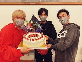 香取慎吾＆草なぎ剛、稲垣吾郎の49歳バースデーを祝福！ 「サプライズ大成功ですね」「3人のお顔見れて幸せだぁ〜」