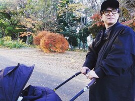 濱口優＆南明奈、息子との親子“お散歩ショット”が「幸せが溢れてる」「ほっこり」と話題