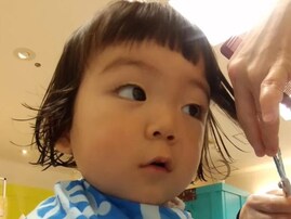 岡田義徳、大物感あふれるイケメン息子の顔出し＆散髪姿を公開！ 「ママソックリ」「あいみょんになりましたね」