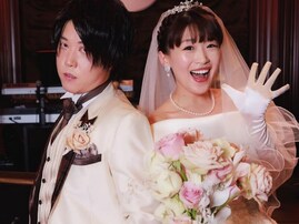 綾瀬はるかモノマネ芸人・沙羅、結婚式ショット公開！ 「綾瀬はるかさんと河村隆一さんにしか見えないですw」