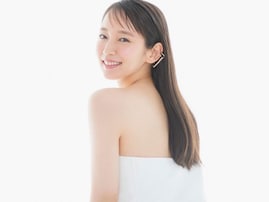 「可愛すぎてため息」吉岡里帆、美背中丸見えショット披露！ 「透明感がすごい」「ただ、ただ美しい」