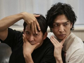 生田斗真、“すぐふざけちゃうパイセン”岡田准一とのツーショットにファン歓喜！ 「彫りが深すぎる2人」