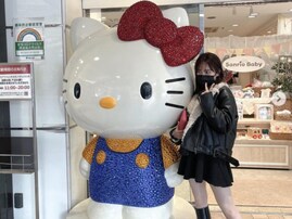 「ねーねーこっちみてよー」島崎遥香、あざとかわいいミニスカコーデで真っ白な美脚を披露！