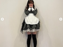 鈴木愛理、スタイル抜群なメイドコス姿披露で絶対領域をチラ見せ！ 「ハァ！？問題！！何頭身でしょうか！！」