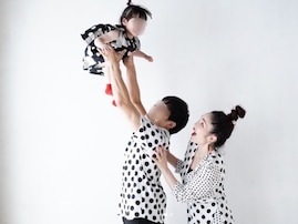 平野ノラ、2歳の愛娘“バブ子”＆夫との家族ショット公開！ 「素敵な家族写真ですね」「可愛すぎる」